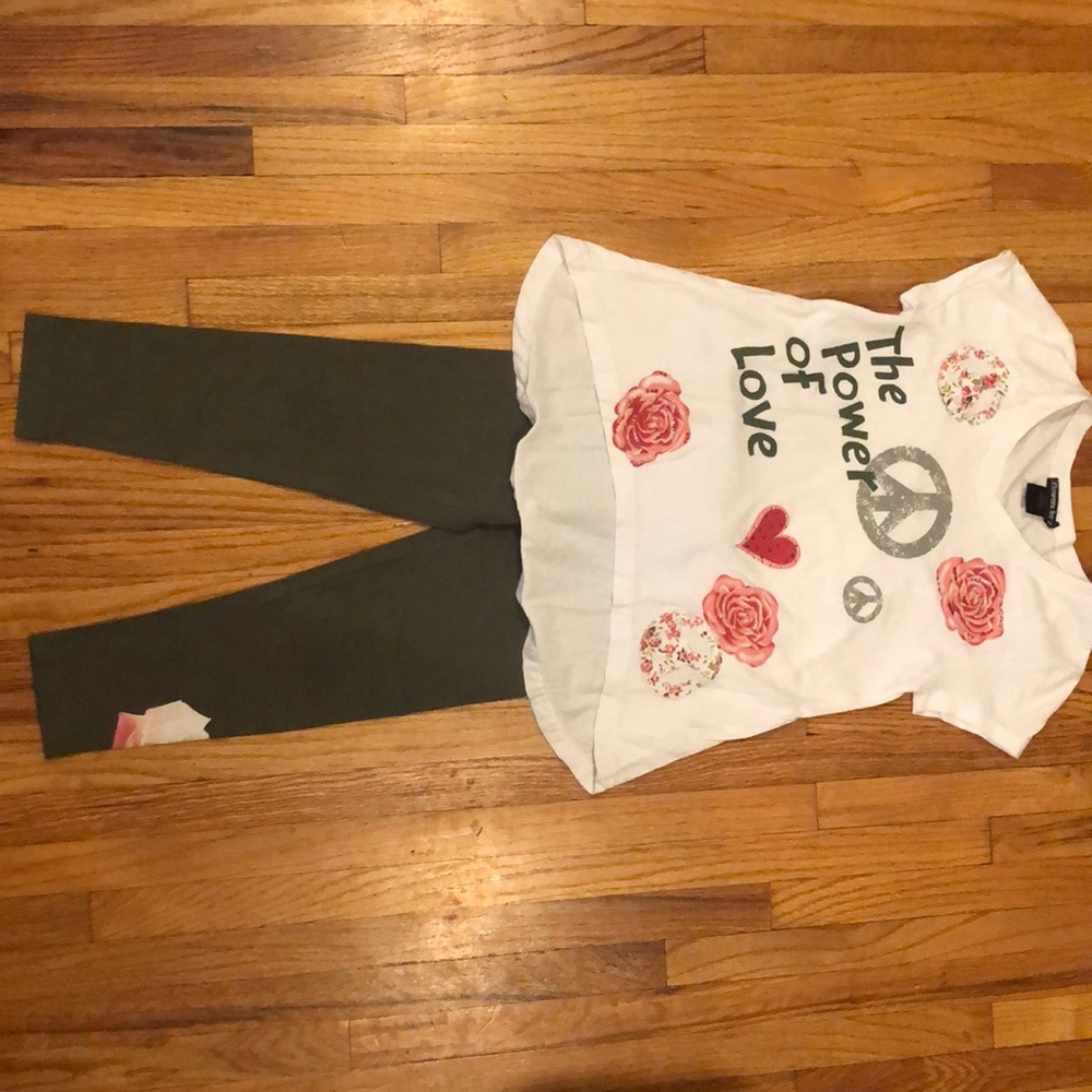 FLOWERS BY ZOE White Tunic & Olive Capri Leggings